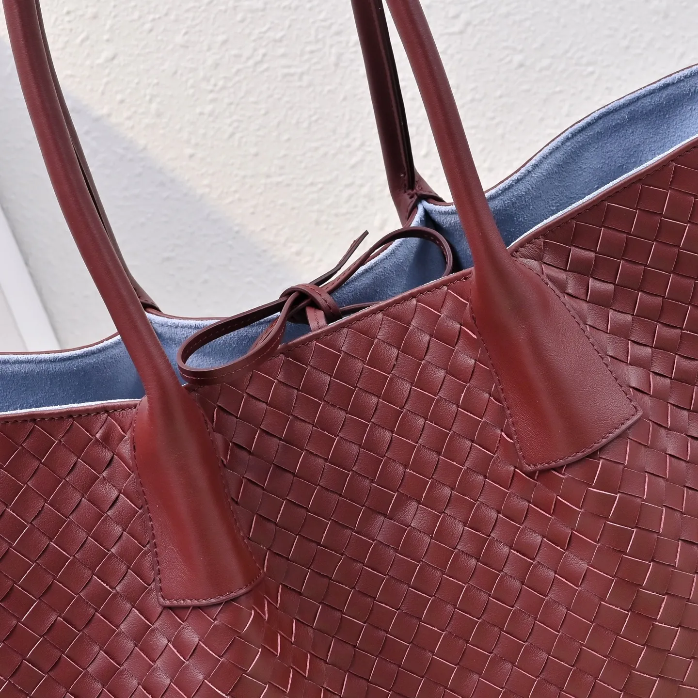 Batch 2660 Bv 2025 early spring series Pinacoteca medium tote handbag. The front is made of classic Intreccia woven cow leather. It is low-key and luxurious. The flip side is made of warm suede. It instantly switches to a lazy and casual style. It has a large internal capacity. It is no pressure to carry a computer for commuting. It is also thoughtfully matched with a small detachable bag. It feels full and full of security. The woven texture is so delicate that you can't put it down. The highlight is that it is super versatile. Come and get your new bag😝 Model: 7166 Size: 23*43*14.5cm